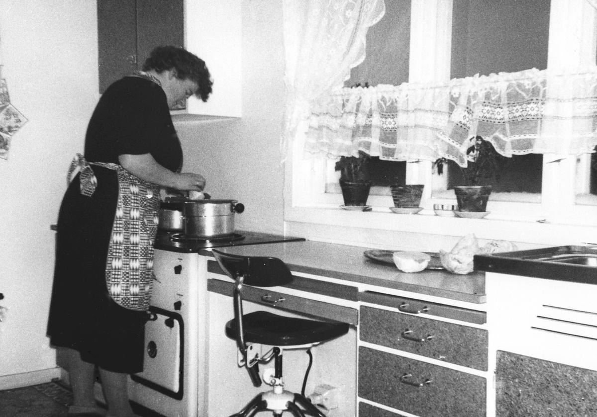 Anno Domkirkeodden, SØNDRE TOMTER, NYTT KJØKKEN 1960 MED ELEKTRISK KOMFYR, KAREN TOMTER LAGER MAT