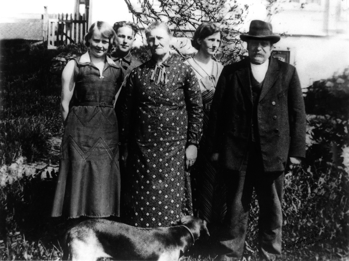 Anno Domkirkeodden, FAMILIE GRUPPE LERBERG, FRA VENSTRE BAK: ANNE, KÅRE, AGNES, FORAN: KAROLINE OG EDVARD.
