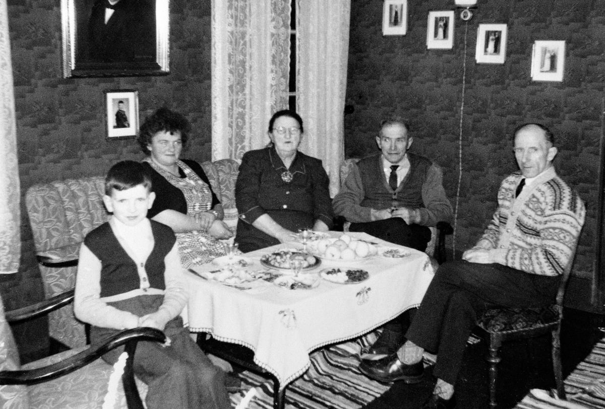 Anno Domkirkeodden, SØNDRE TOMTER. FAMILIESELSKAP. F. V. OLE JACOB TOMTER, KAREN TOMTER, PAULINE HOLSTAD, MIKEL HOLSTAD OG LEIF TOMTER. INTERIØR. CA 1960.