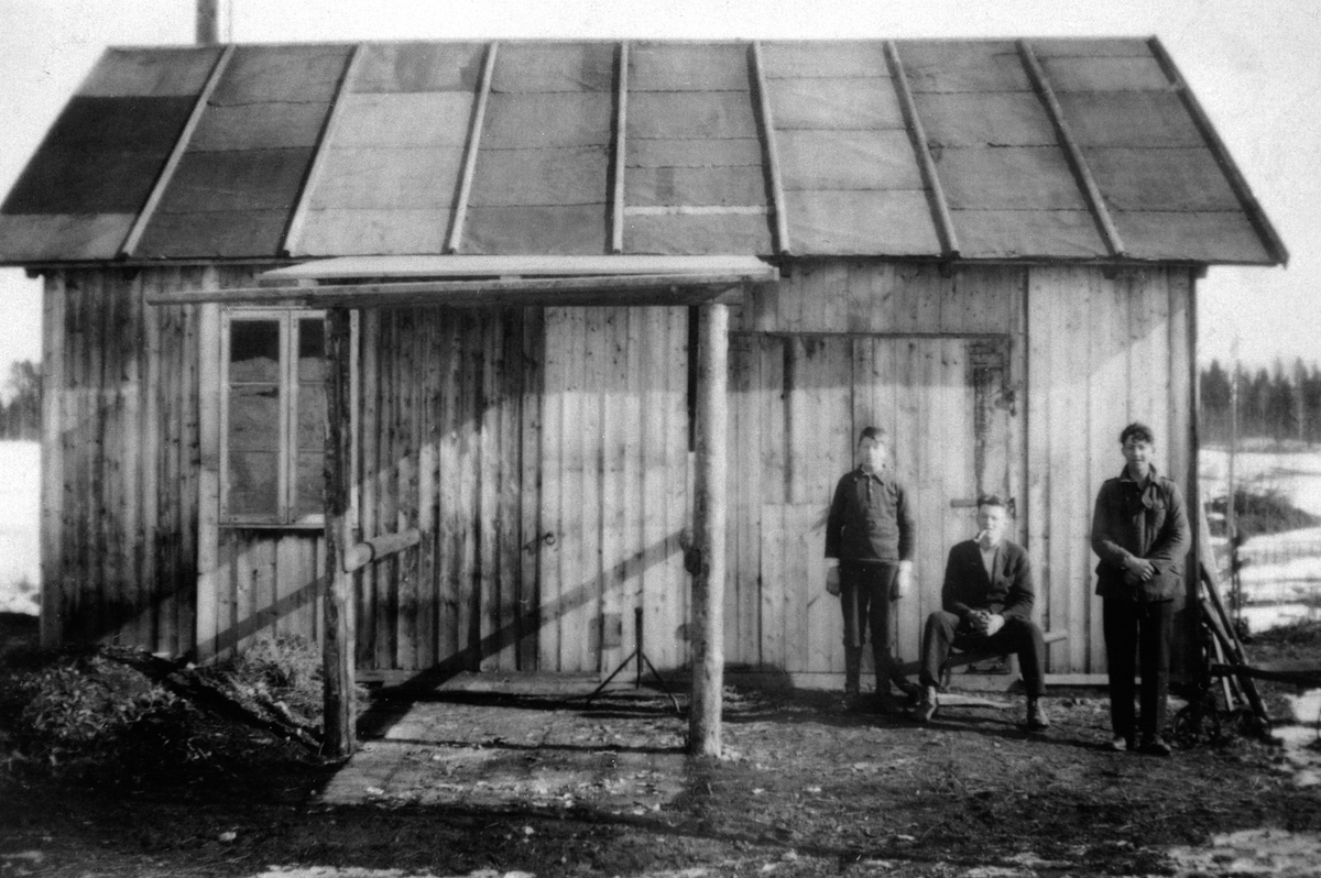 Anno Domkirkeodden, BRATLI, SMIE. MARTIN KRISTIANSEN BRATLI DREV SOM SMED OG HOVSLAGER. HESTENE BLE BUNDET UTENFOR SMIA. F. V SØNNENE GUNNAR, ALFRED OG KRISTIAN. CA 1920.