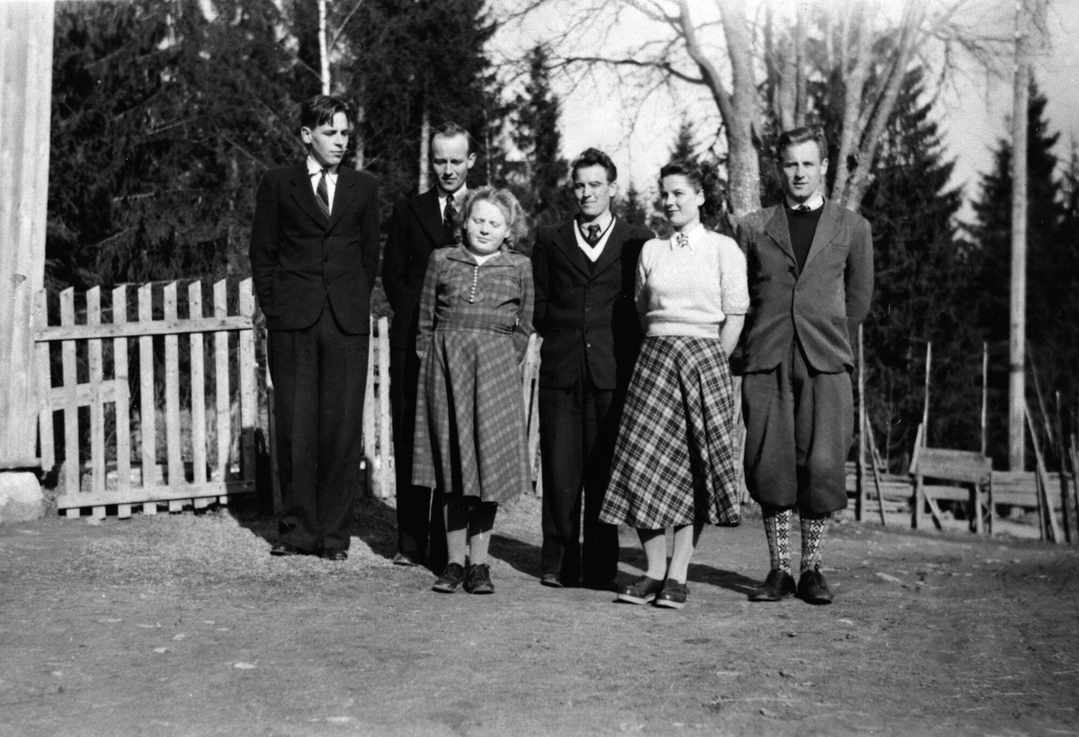 Anno Domkirkeodden, FAMILIEGRUPPE 6 I FETBEKKEN. F. V. INGOLF, ANDREAS, KLARA, MARTIN, ASTRID OG PETTER ANDREASSEN, CA 1950.
