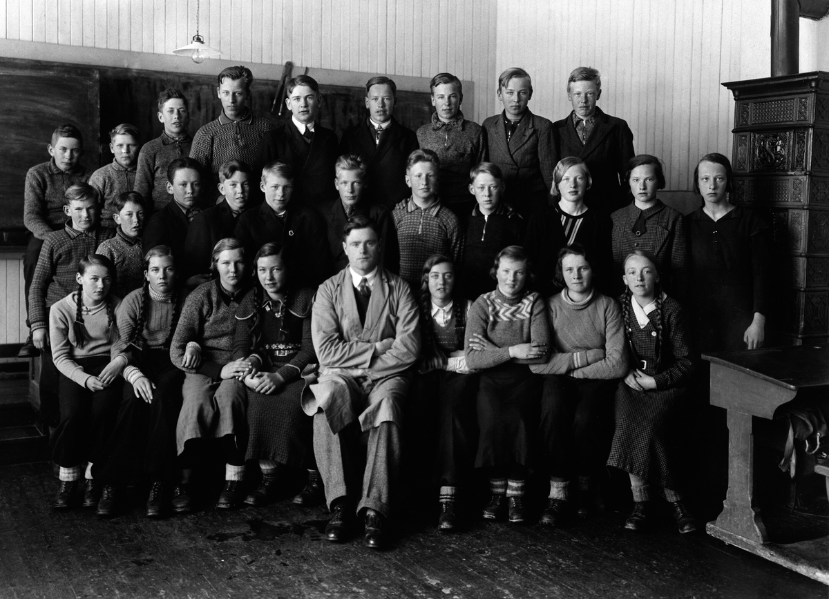 Anno Domkirkeodden, INGEBERG SKOLE. GRUPPE 29 ELEVER OG LÆRER. FORAN FRA VENSTRE NR. 1 SIGNE TOMTER, NR 2 KIRSTEN WOLD.