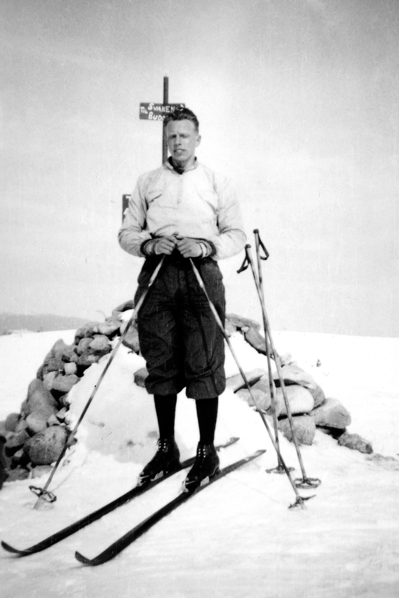 Anno Domkirkeodden, ODDVAR FLENGSRUD PÅ MÅLIFJELLET 7. 4. 1940, SKILØPER, VANGSÅSEN. Oddvar Flengsrud, født 1918- d. 2012.