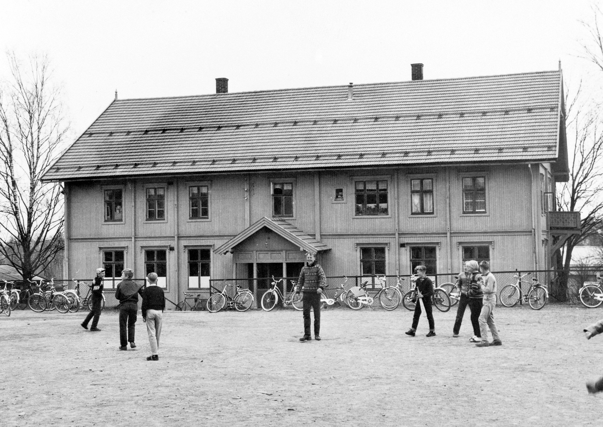 Anno Domkirkeodden, SOLVANG SKOLE, EKSTERIØR, ELEVER I SKOLEGÅRDEN, 1959. F. V. OLAV JACOB WANGEN, KJELL OLAV BJØRGLI, PER BORCHREVINK, JAN CHRISTIANSEN, OLAV UKJENT ETTERNAVN( MED BALLTRE)UKJENT, GUNHILD MATHISEN, UKJENT.