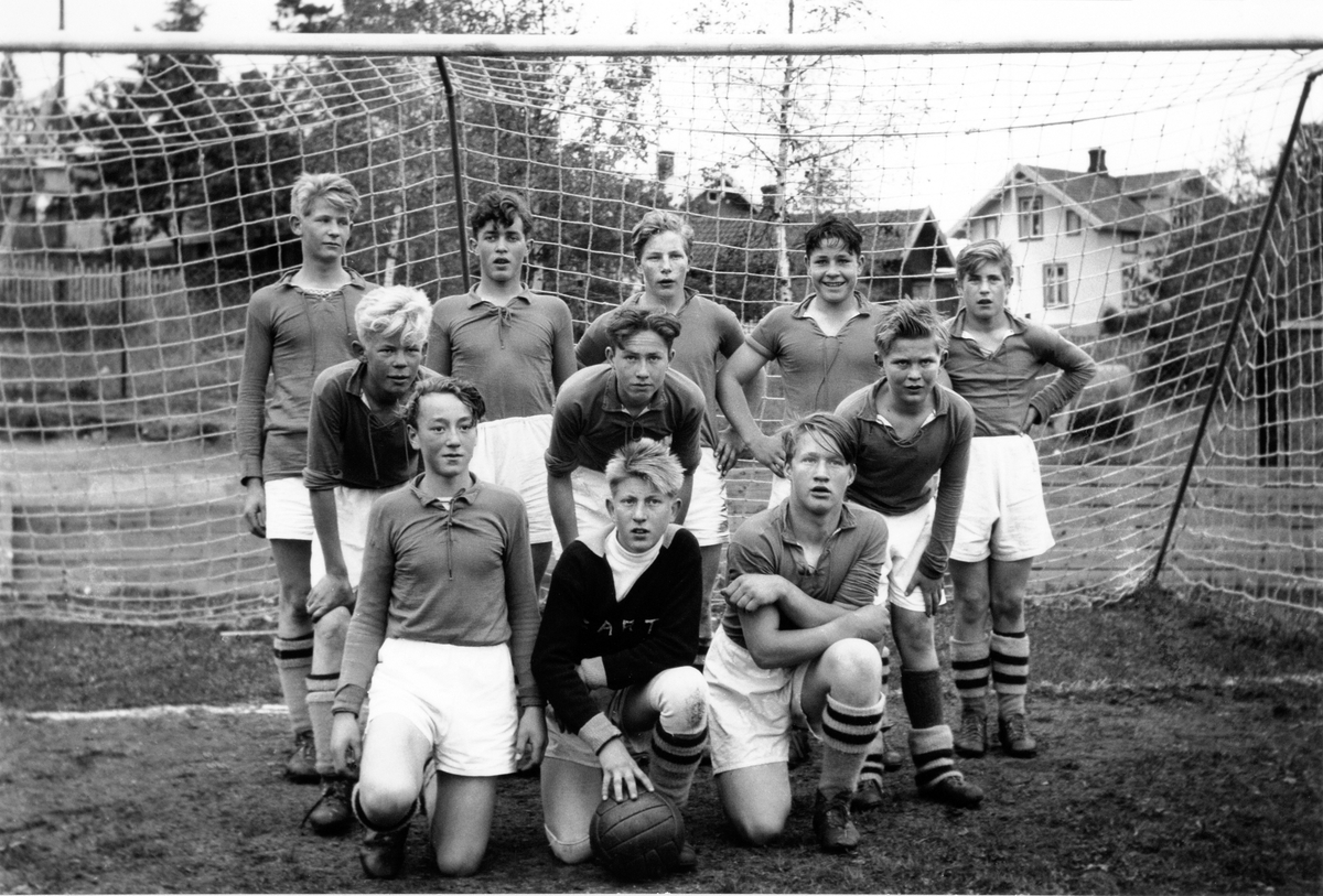 Anno Domkirkeodden, SMÅGUTTLAGET "FART" TOK HAMAR-KAPP-FERGA OG VANT 2-1 PÅ "ANDRE SIA" AV MJØSA! I 1951 BLE LAGET KRETSMESTER. FART FYLTE 75 ÅR I 2009. BILDET VISER FRA VENSTRE BAK: SYVER AALSTAD, PER BOSAAEN, ODD FLENGSRUD, KNUT ANDREASSEN, JON FOSSUM. I MIDTEN: HELGE AALSTAD, ODDBJØRN ANDREASSEN, EINAR HOLTE. FORAN…