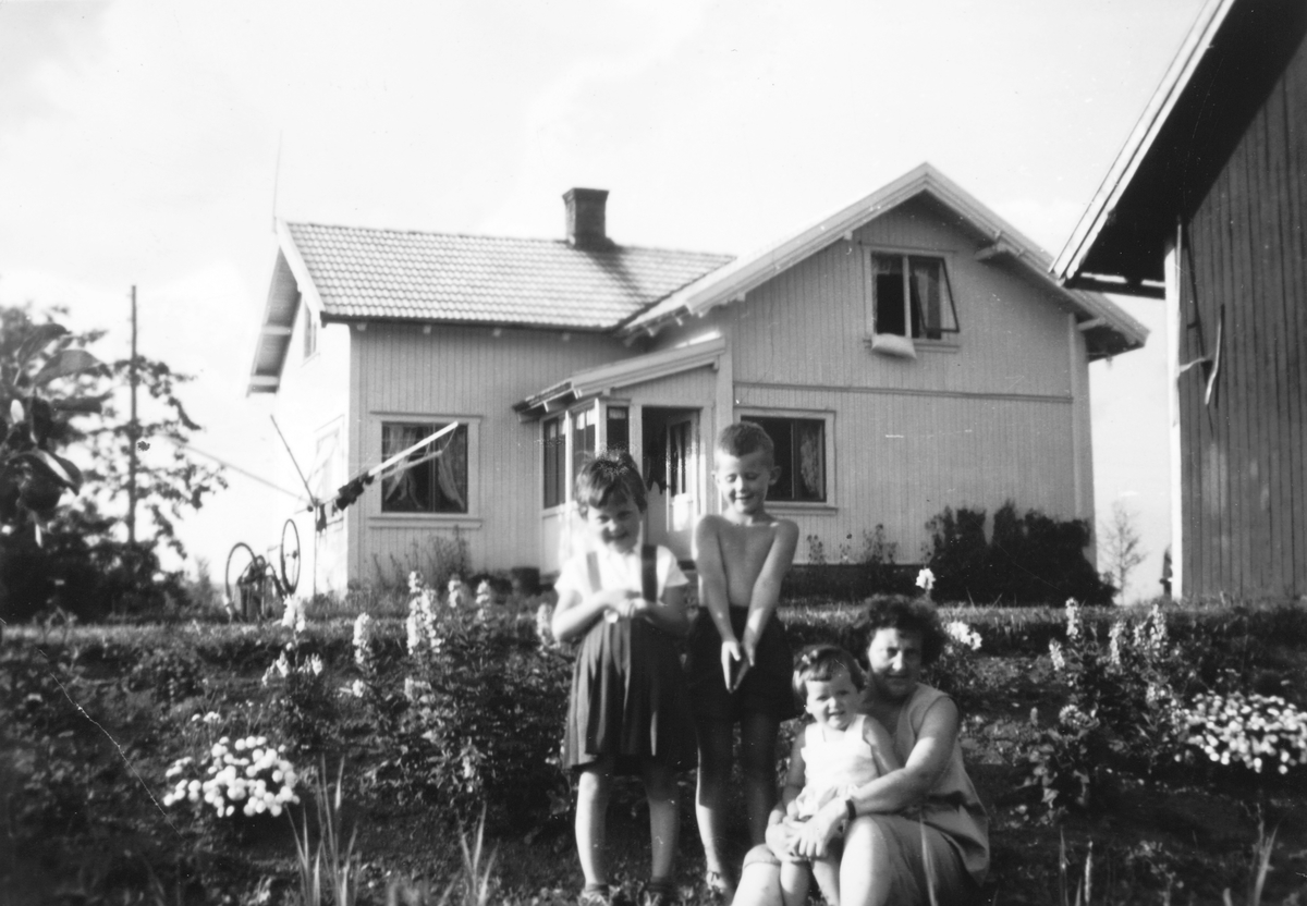 Ukjent, Nyhagen i Vang. 88/13. Bildet er tatt ca. 1960. Denne bygningen er revet og erstattet med ny i 1967. Fra venstre Marit Magnussen, Tor Nybakken, Eva Nybakken og Bergljot Magnussen
