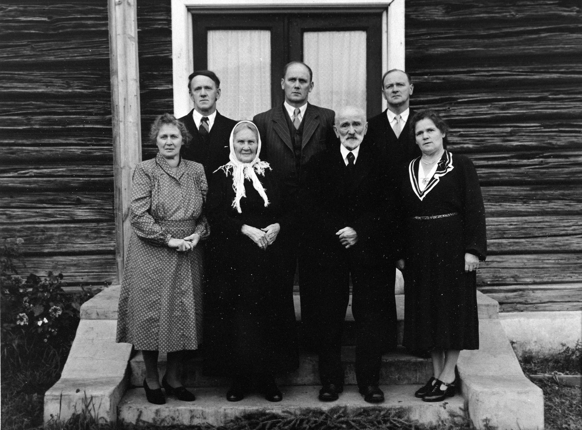 Anno Domkirkeodden, GRUPPE, familie. Eivind Solberg, Jørgen Solberg, Einar Solberg, foran fra venstre: Gunda Eide, Juline Solberg, Emil Solberg, Magnhild Haugen. Juline og Emil er foreldre til de andre på bildet. Foran Hus, Haugen. Bildet er tatt på Solberg nedre.