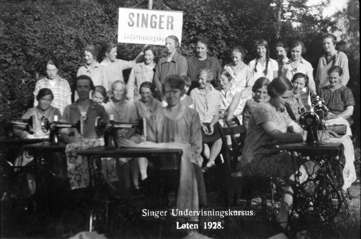 Anno Domkirkeodden, GR: 24 DAMER PÅ SINGER UNDERVISNINGSKURS, SYMASKINKURS, TINGBERG, LØTENSe reg. skjema for noen navn. Dubb: 415-2342. Se Lautin 1977 side 130.