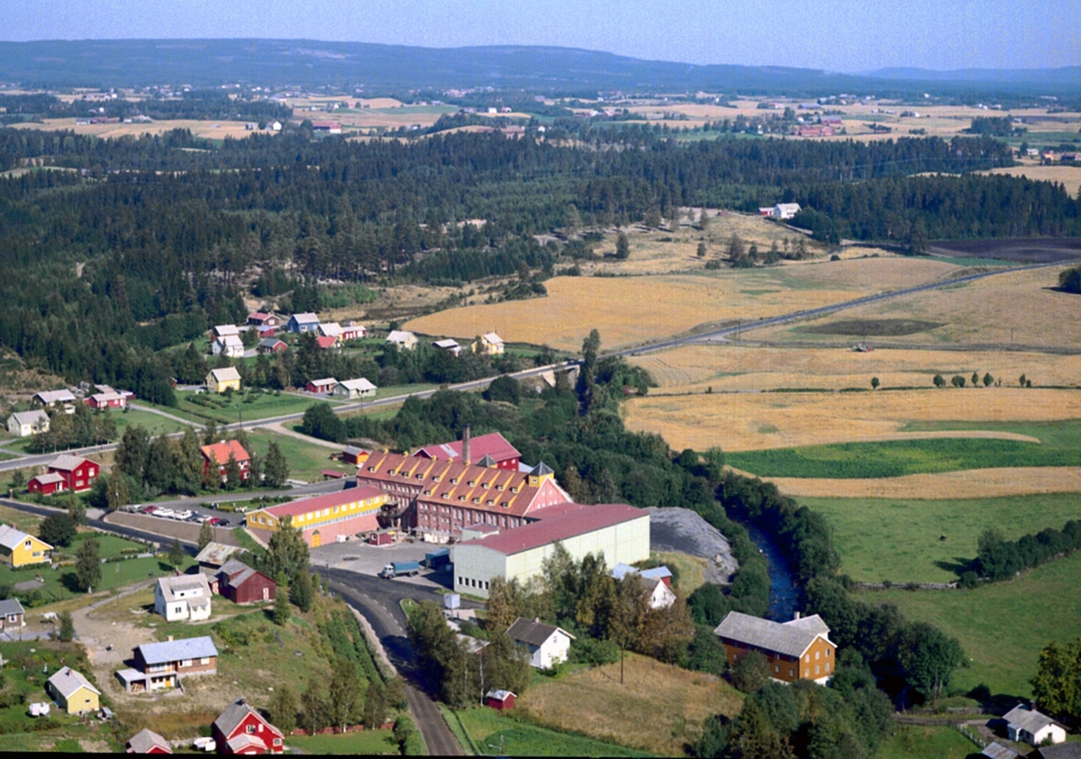 Widerøes Flyveselskap A/S, LØITEN BRÆNDERI, LØTEN BRENNERI. BRENNERIROA. FLYFOTO.