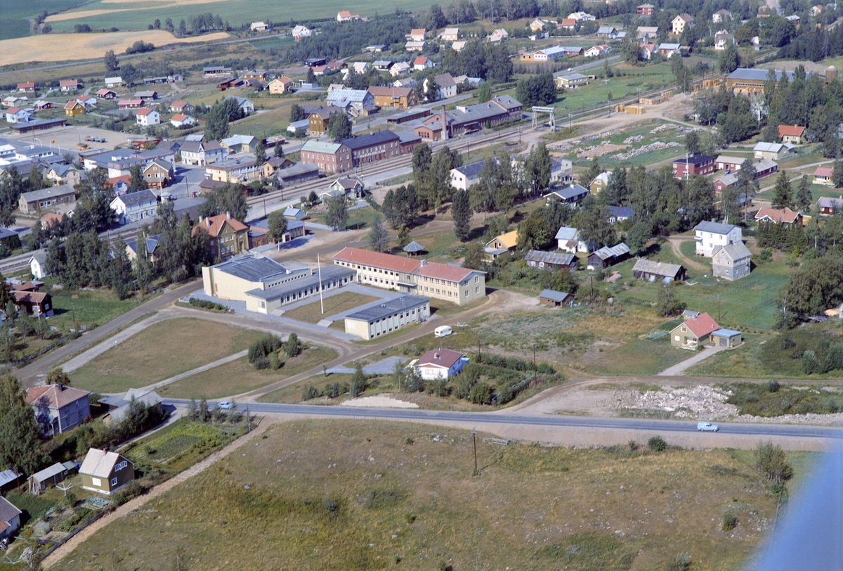 Widerøes Flyveselskap A/S, LØTEN SENTRUM. FLYFOTO. LØTEN, Tingberg, jernbanestasjonen og meieriet mm. Borgkrysset og Bergshamninga i forgrunnen.