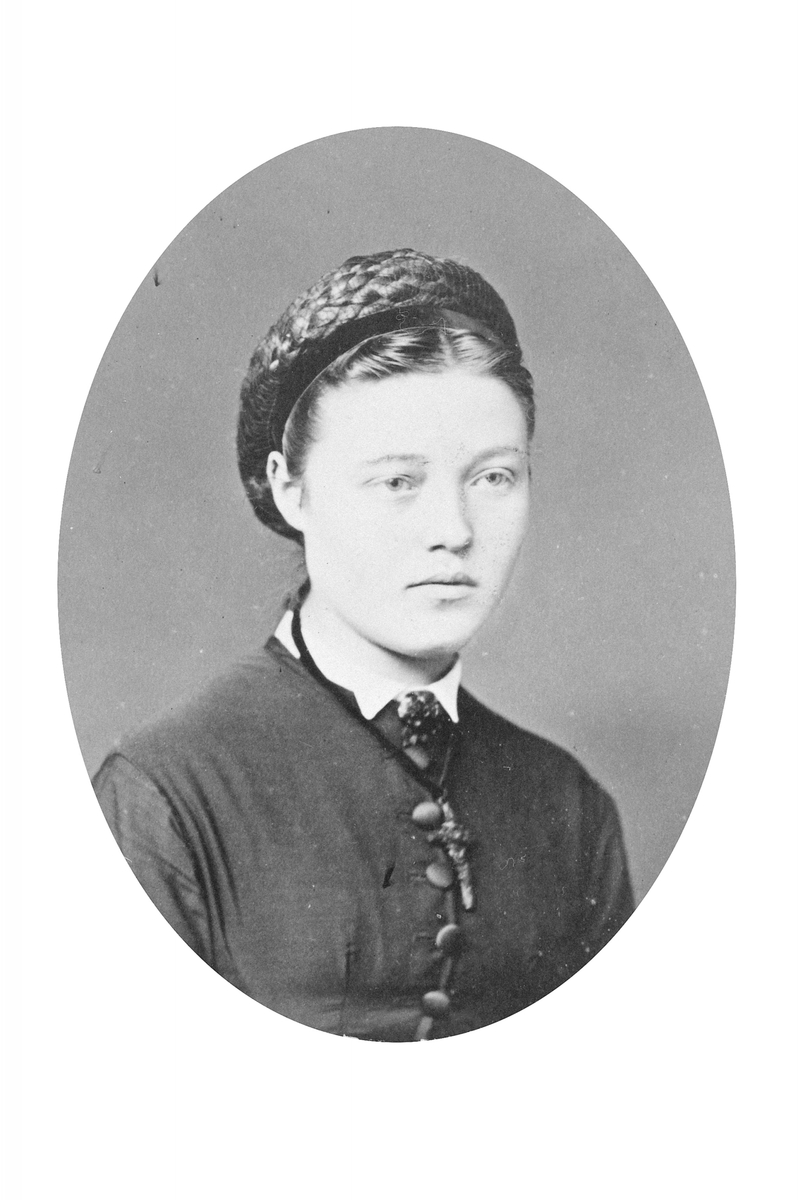Anno Domkirkeodden, ANTONETTE HELENE KROGSTIE. PORTRETTEIER: OLE KRISTEN SOLBERG, 2340 LØTEN. FOTO POLAZCEK, HAMAR