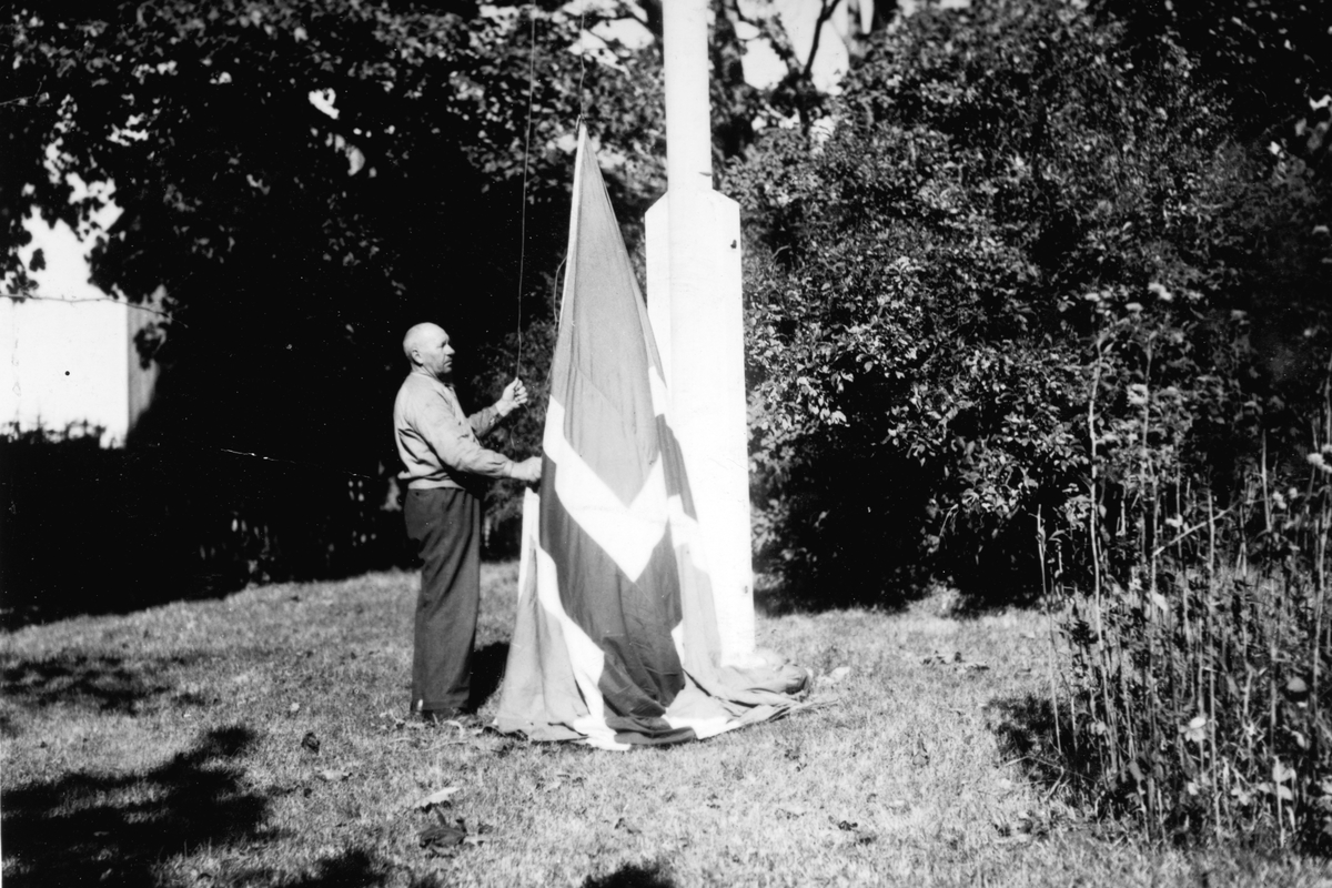 Anno Domkirkeodden, Dyri gard i Løten. Flaggheising. Paul Svevad heiser flagget.