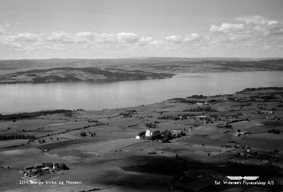 Widerøes Flyveselskap A/S, Flyfoto, Stange, Stange kirke, landbruk, Helgøya i bakgrunn.