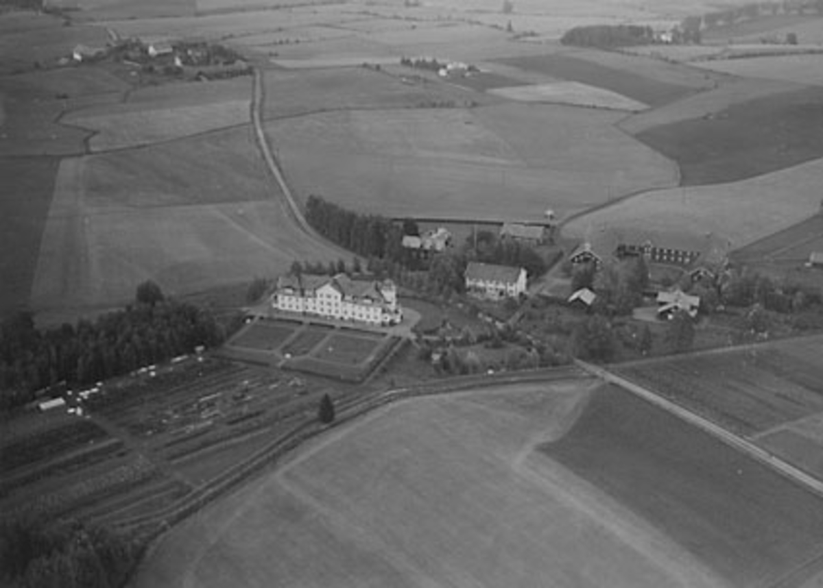 Widerøes Flyveselskap A/S, JØNSBERG LANDBRUKSSKOLE, FLYFOTO