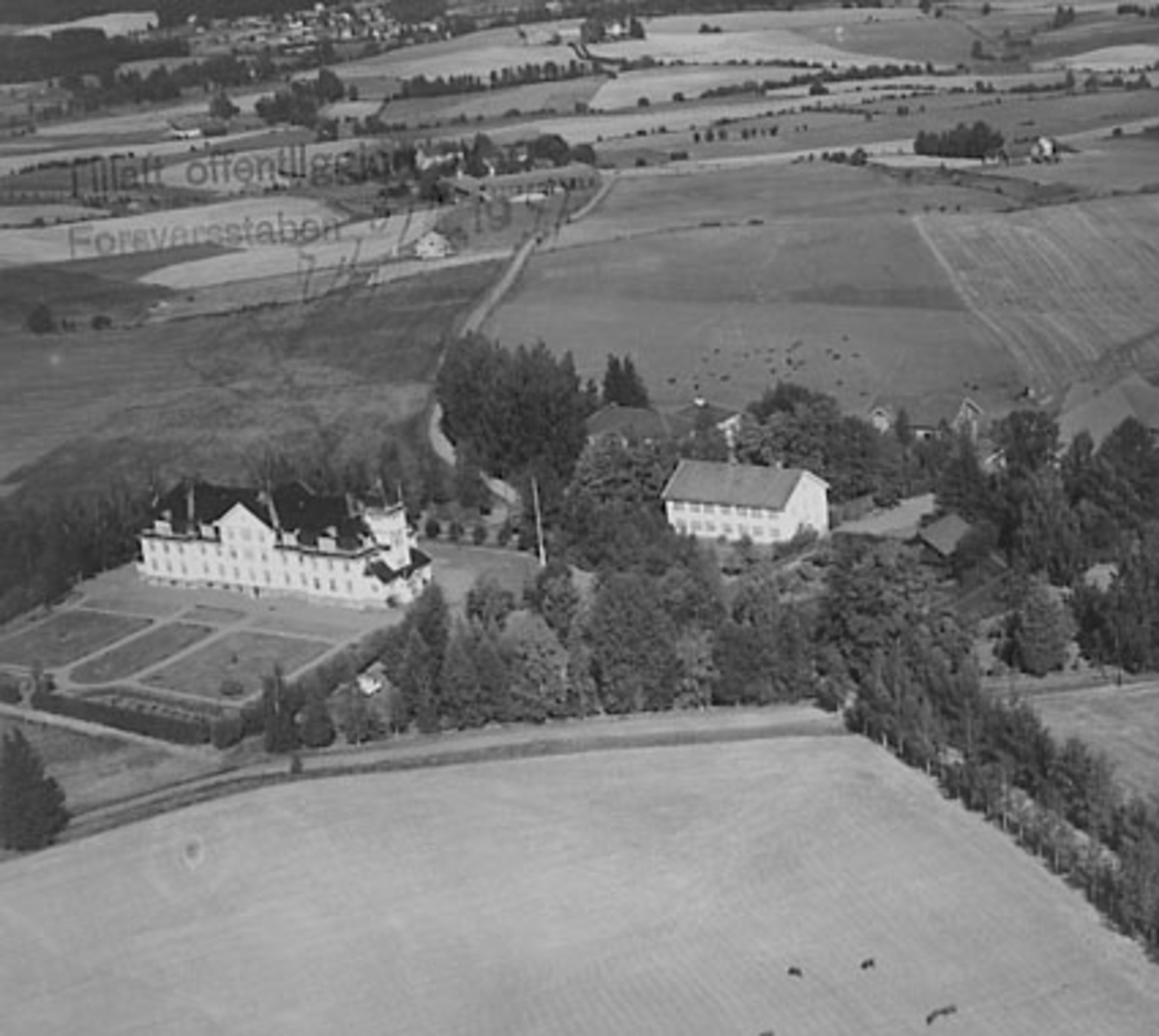 Widerøes Flyveselskap A/S, JØNSBERG LANDBRUKSSKOLE, FLYFOTO