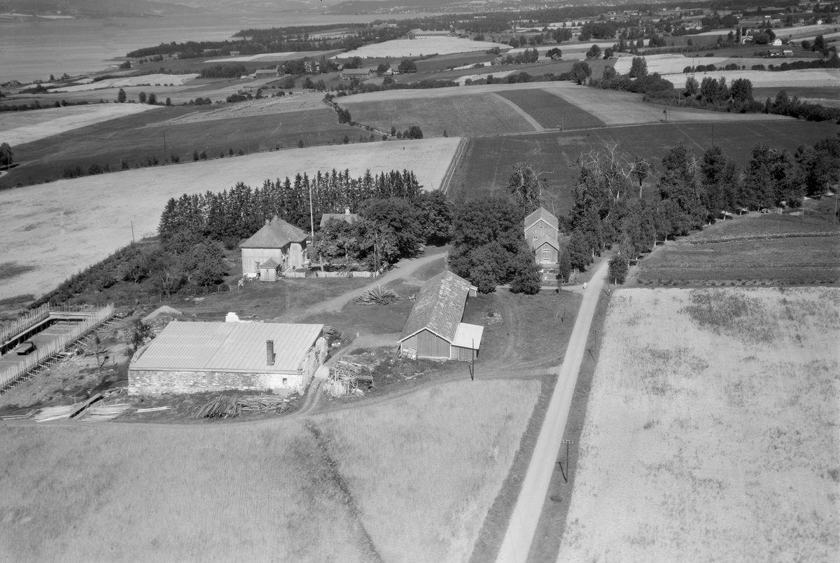 Widerøes Flyveselskap A/S, REKSTAD GARD I STANGE VESTBYGD, FLYFOTO. 1949. SE STANGE HISTORIELAGS ÅRBOK"GAMMALT FRA STANGE OG ROMEDAL 2009" S. 134.