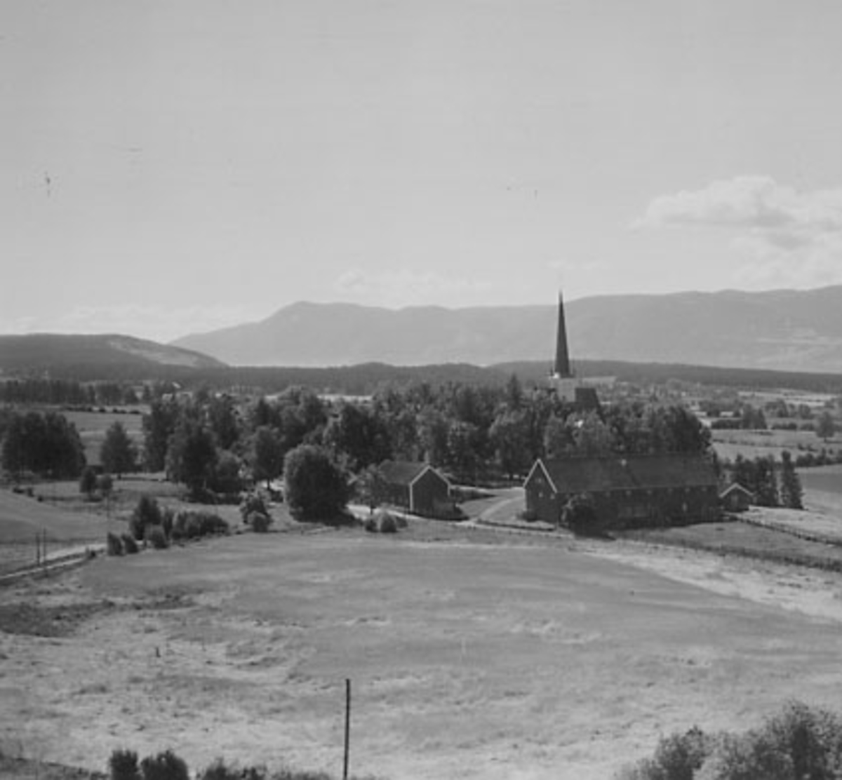 Widerøes Flyveselskap A/S, STANGE KIRKE MED PRESTEGÅRDEN, FLYFOTO