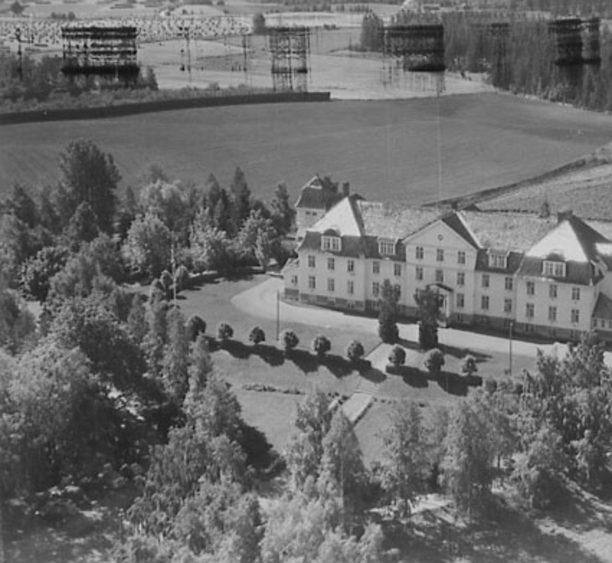 Widerøes Flyveselskap A/S, JØNSBERG LANDBRUKSSKOLE, FLYFOTO