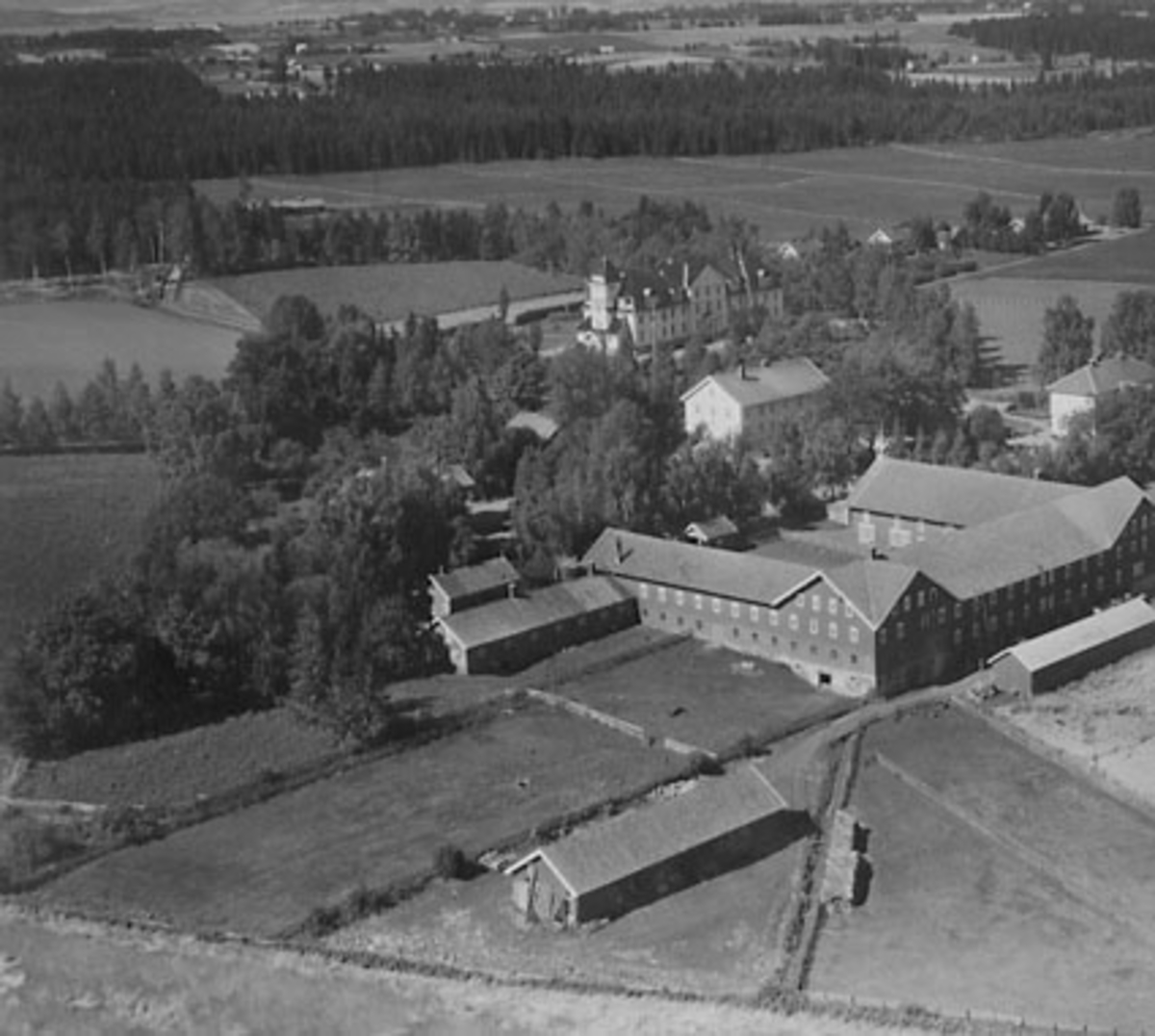 Widerøes Flyveselskap A/S, JØNSBERG LANDBRUKSSKOLE, FLYFOTO