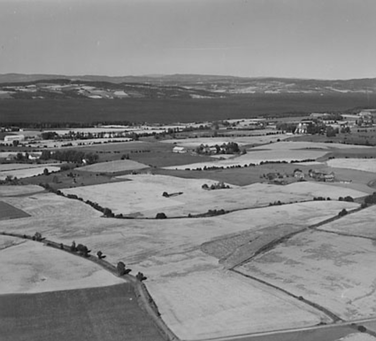 Widerøes Flyveselskap A/S, STANGE KIRKE OG VESTBYGD FRA SØR-ØST, FLYFOTO
