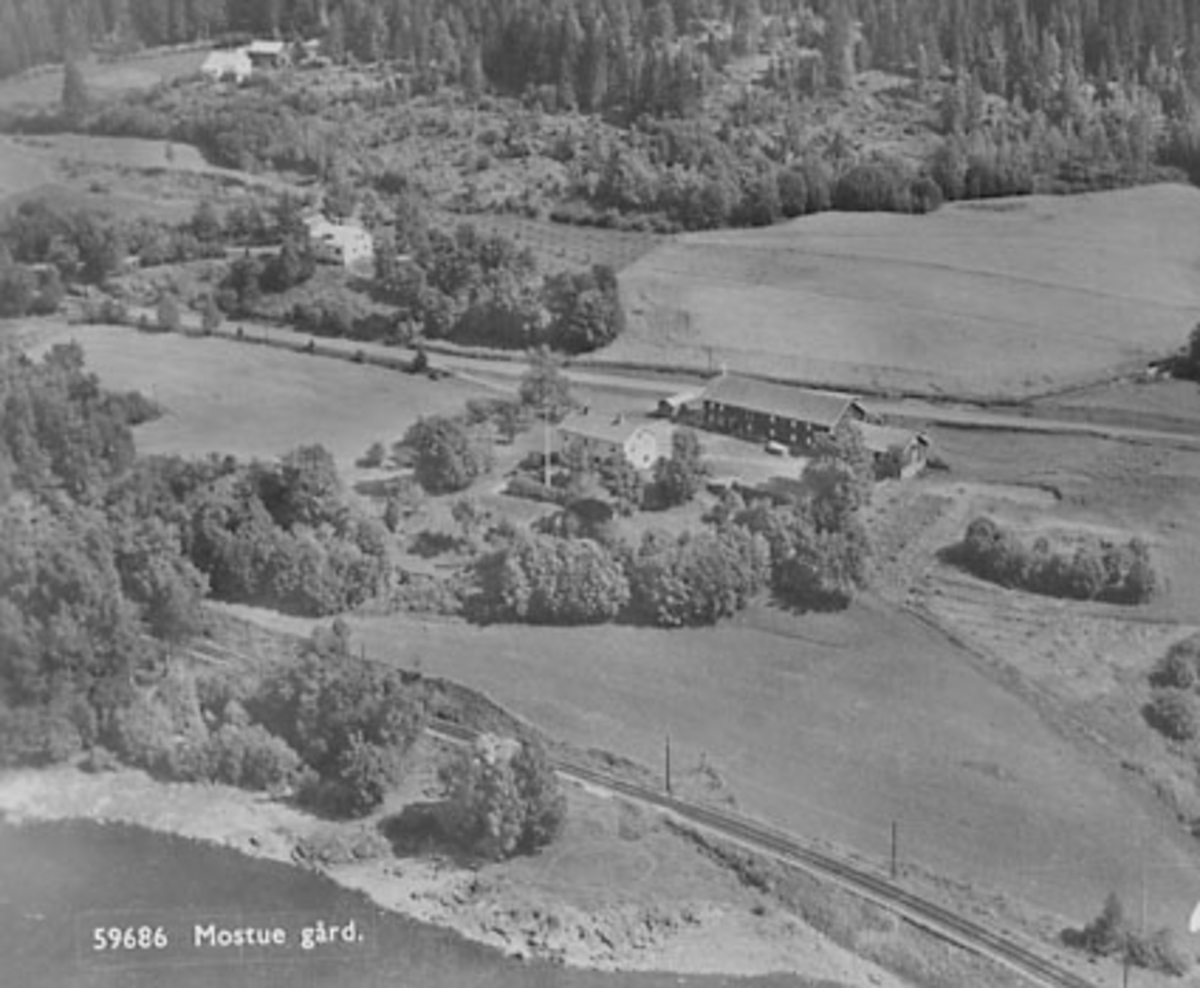Widerøes Flyveselskap A/S, NEDRE MOSTUE (MORSTU) GÅRD, STRANDLYKKJA, FLYFOTO