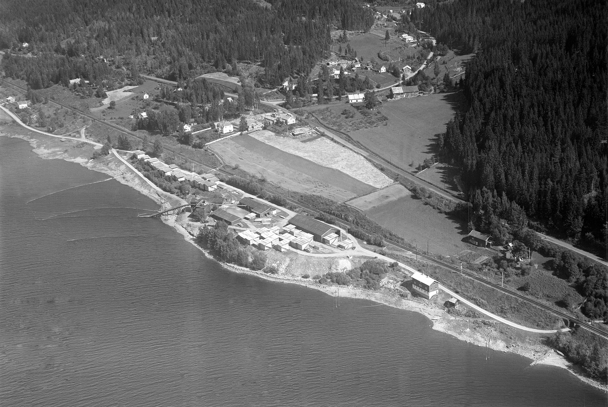 Widerøes Flyveselskap A/S, SKABERUD SAGA, STANGE ALMENNING SAG OG HØVLERI, SKABERUD GARD, FLYFOTO, 1953. SE STANGE HISTORIELAGS ÅRBOK"GAMMALT FRA STANGE OG ROMEDAL 2009" S. 189.