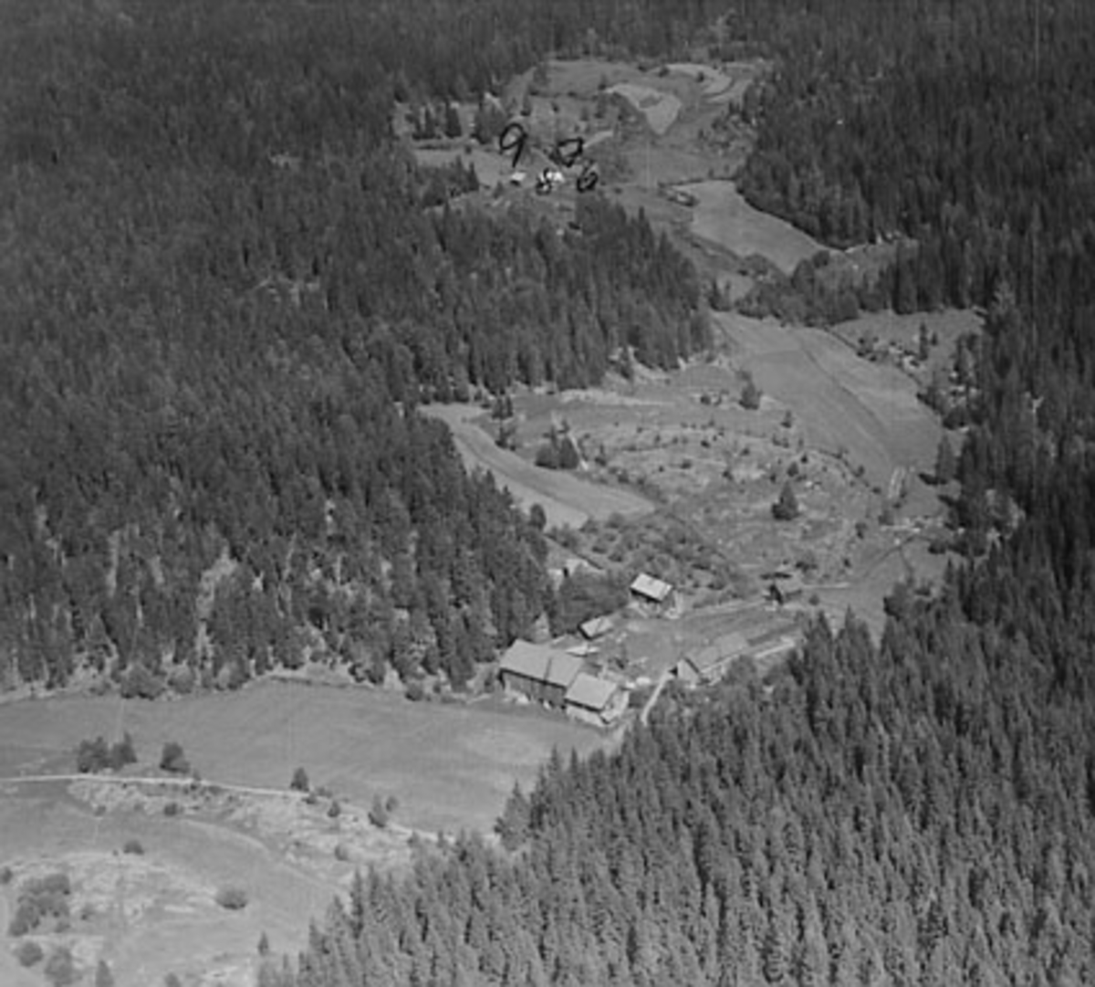 Widerøes Flyveselskap A/S, REFSAHLSVEEN GÅRD, FLYFOTO