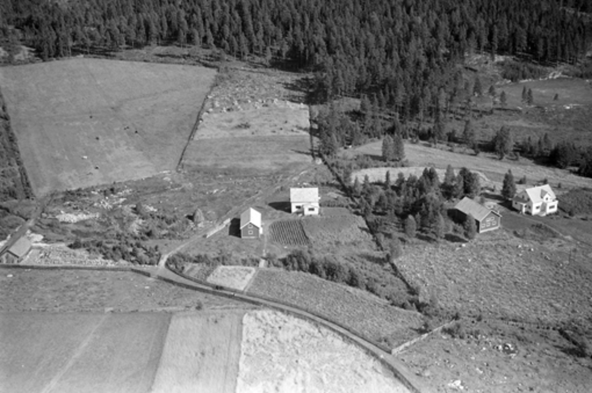 Widerøes Flyveselskap A/S, FLYFOTO. VALLSET, FLYFOTO. VALLSET, TJERNE 378-28, BERGE 404-138