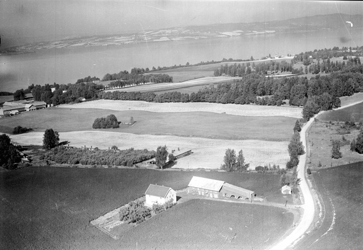 Widerøes Flyveselskap A/S, FLYFOTO KJEVERUD SØNDRE GÅRD, STANGE, INNBYGD LÅVEBRU