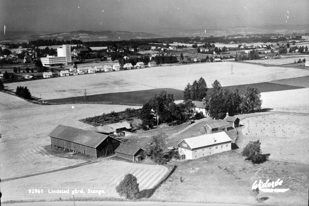 Widerøes Flyveselskap A/S, FLYFOTO LINDSTAD VESTRE, STANGE. POSTKORTNEGATIV
