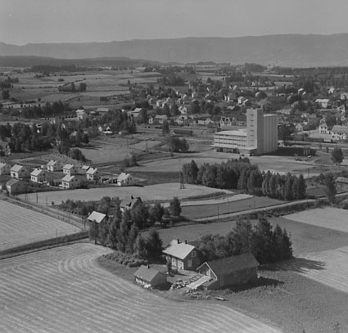 Widerøes Flyveselskap A/S, FLYFOTO SOLHAUG, STANGE