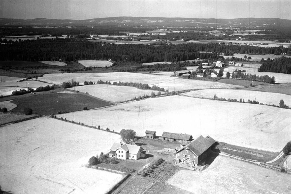 Widerøes Flyveselskap A/S, FLYFOTO MELLOMBRYN 245-1, ROMEDAL