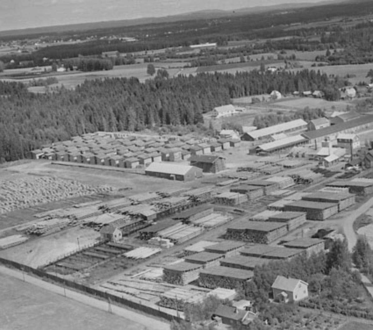 Widerøes Flyveselskap A/S, FLYFOTO HEDMARK TREIMPREGNERING, SAGBRUK, ILSENG