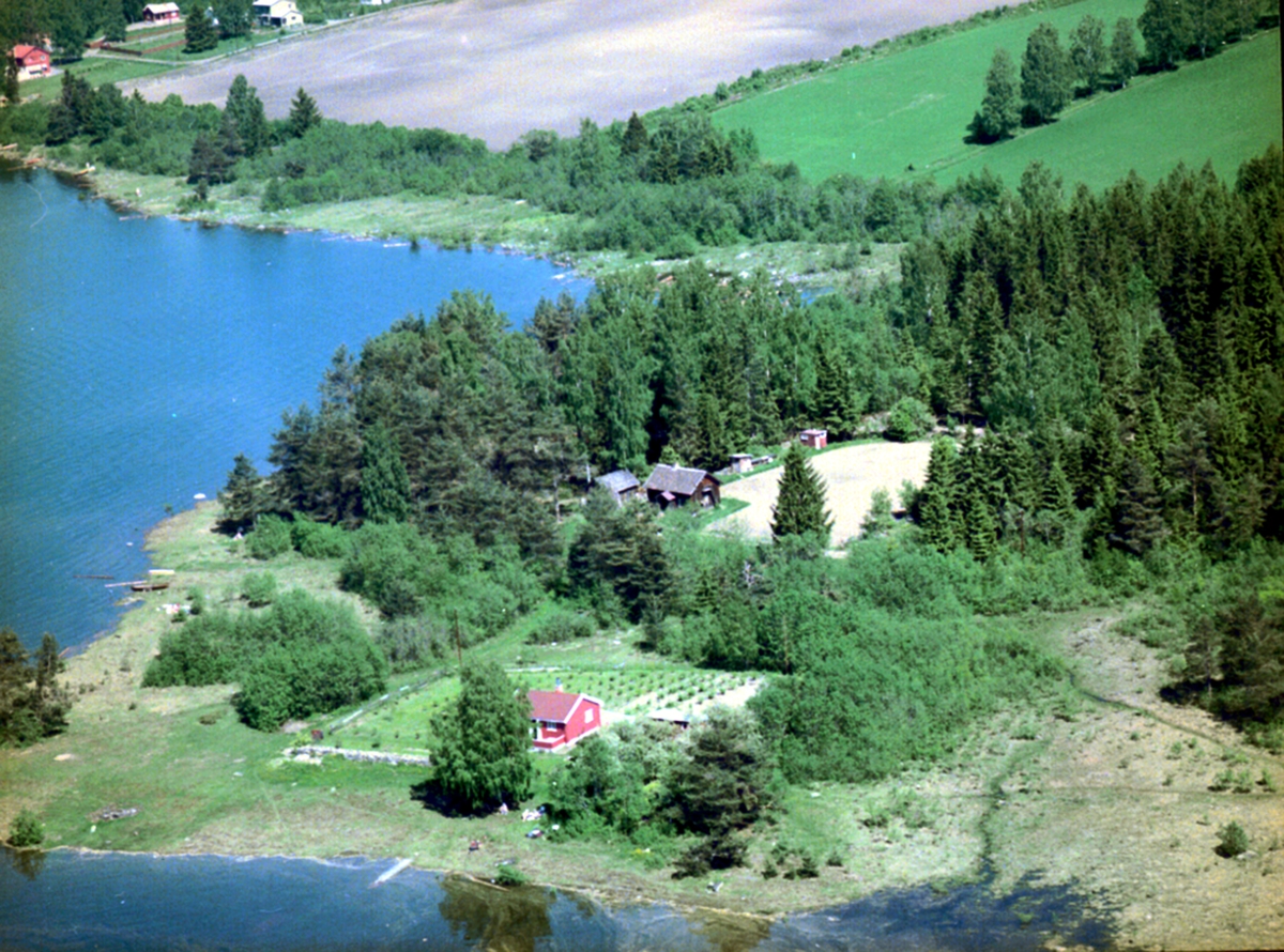 Widerøes Flyveselskap A/S, FLYFOTO NORDSVEODDEN, OTTESTAD. Dette er to husmannsplasser under Nordsveen gård, navnet på plassene er Snekkerhagen og Haugen (rød stue)
