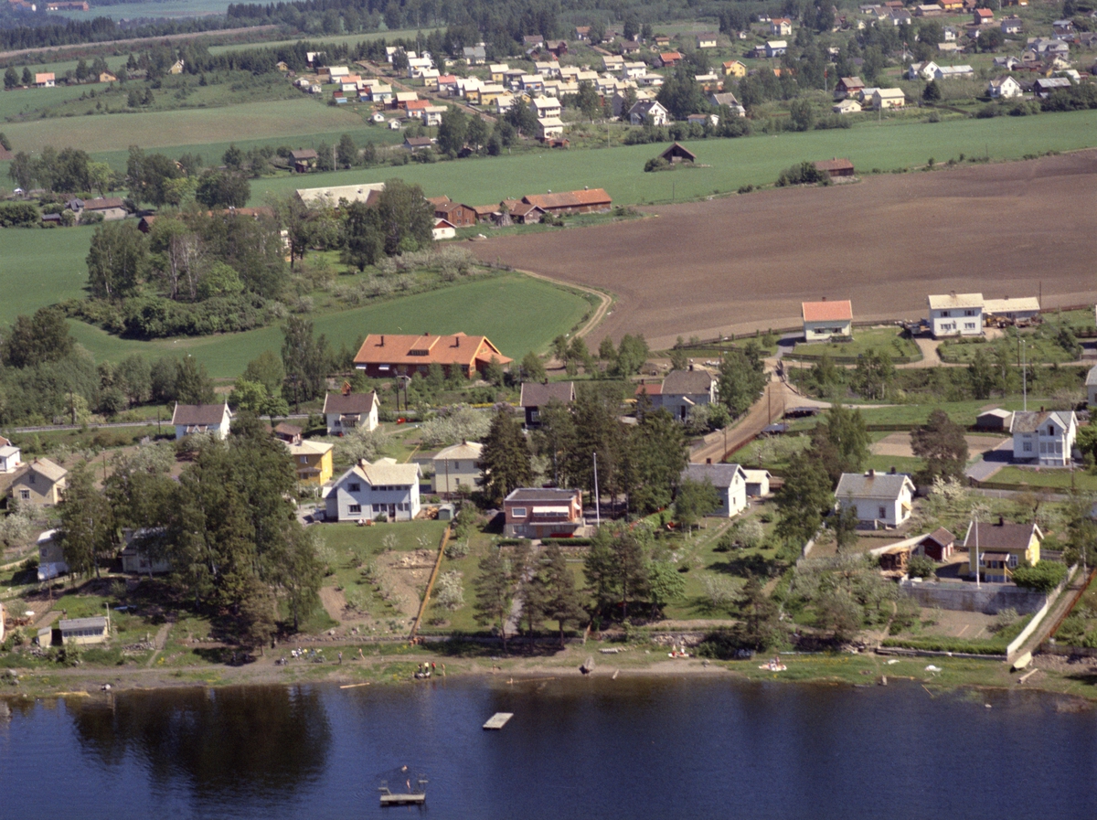 Widerøes Flyveselskap A/S, FLYFOTO BOLIGHUS I SANDVIKAVEGEN, TOKSTAD I BAKGRUNNEN