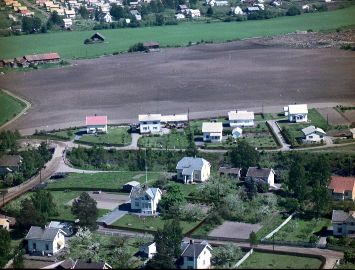 Widerøes Flyveselskap A/S, FLYFOTO BOLIGHUS I SANDVIKAVEGEN, SUNDBORG