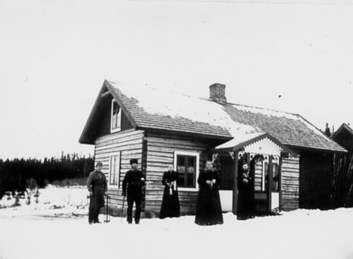 Anno Domkirkeodden, EKSTERIØR: GAMMELBYGNINGEN BAKSTAD, VINTER, GRUPPE: 5 FORAN, FRA VENSTRE; MARTHINIUS HARILDSTAD, ANDERS BAKSTAD, OLAVA BAKSTAD, OLINE BAKSTAD, LINA BAKSTAD, ROMEDAL