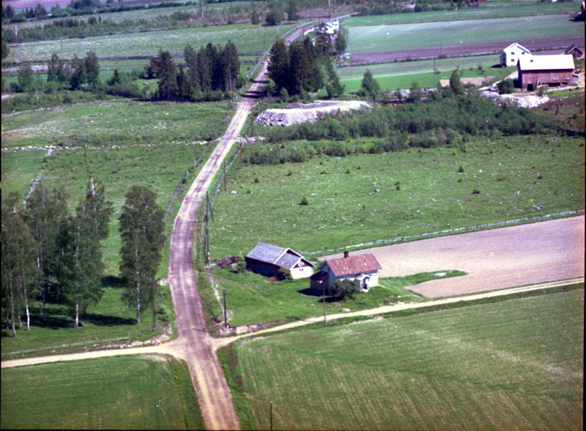 Widerøes Flyveselskap A/S, Flyfoto. Bildet er av Kvitstua på Kåterud i Ottestad, Gulstua og Raudstua ligger utenfor høyre billedkant og småbruket Løvås i bakgrunnen