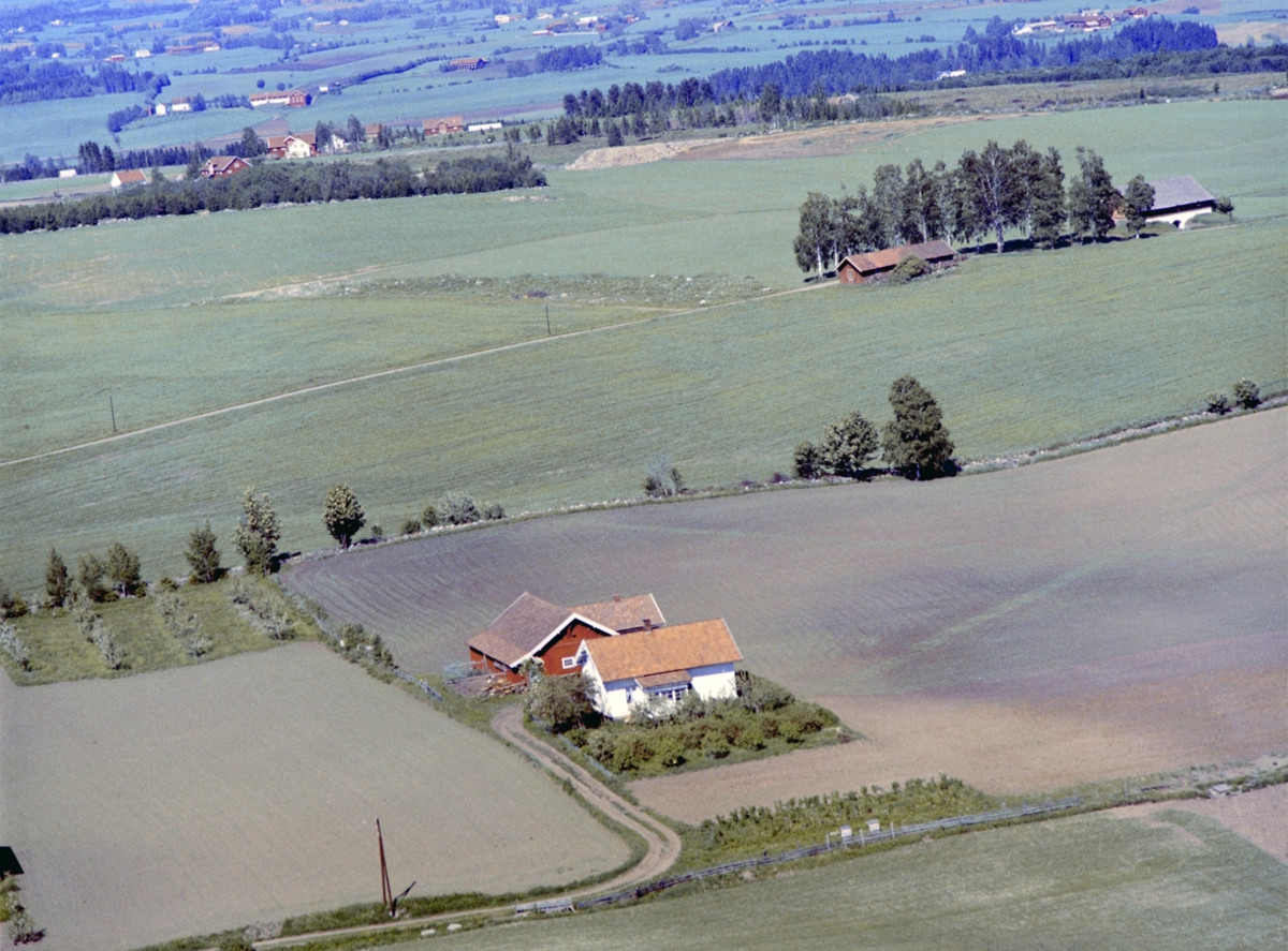 Widerøes Flyveselskap A/S, Flyfoto av småbruket Østvold, ikke langt fra Ottestad kirke mellom Vevla og Nordvi.