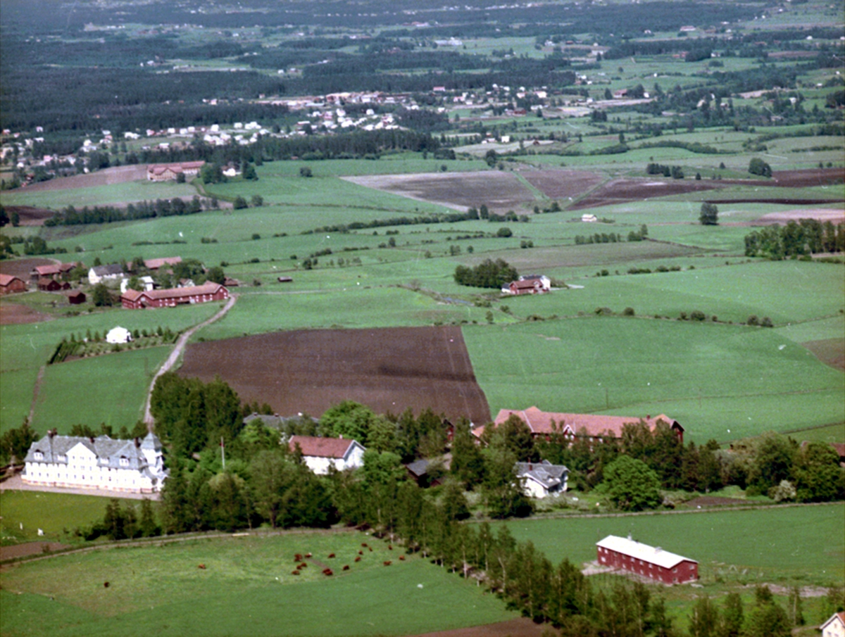 Widerøes Flyveselskap A/S, FLYFOTO JØNSBERG LANDBRUKSSKOLE