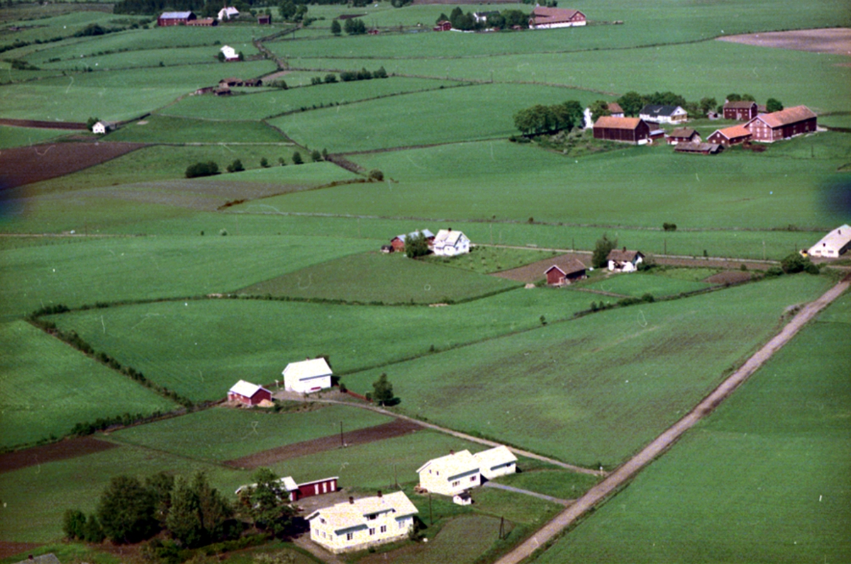 Widerøes Flyveselskap A/S, FLYFOTO FJÆSTAD SKOLE, FJESTAD