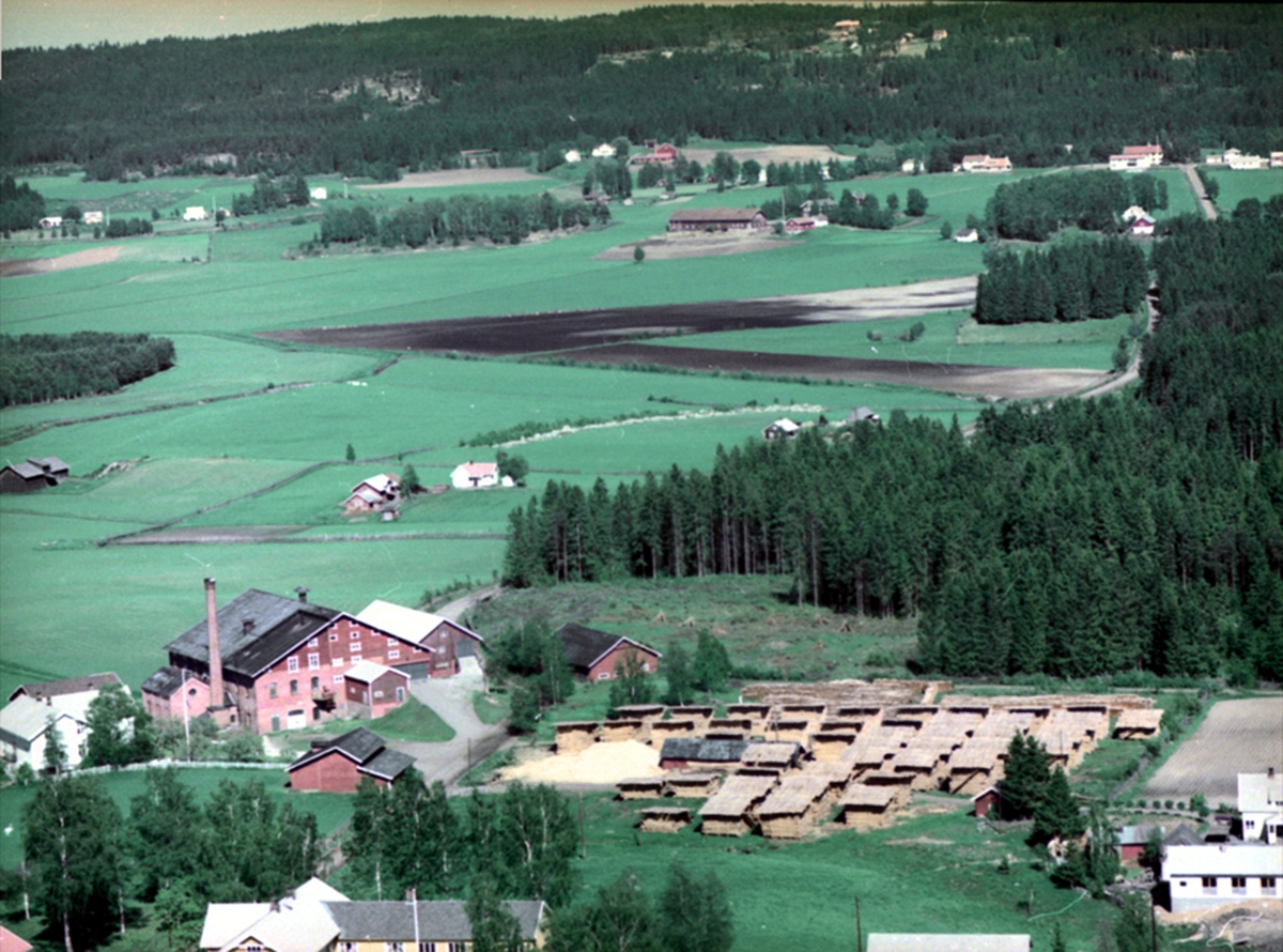Widerøes Flyveselskap A/S, FLYFOTO ROMEDAL BRENNERI, SAGBRUK, BUSVOLD