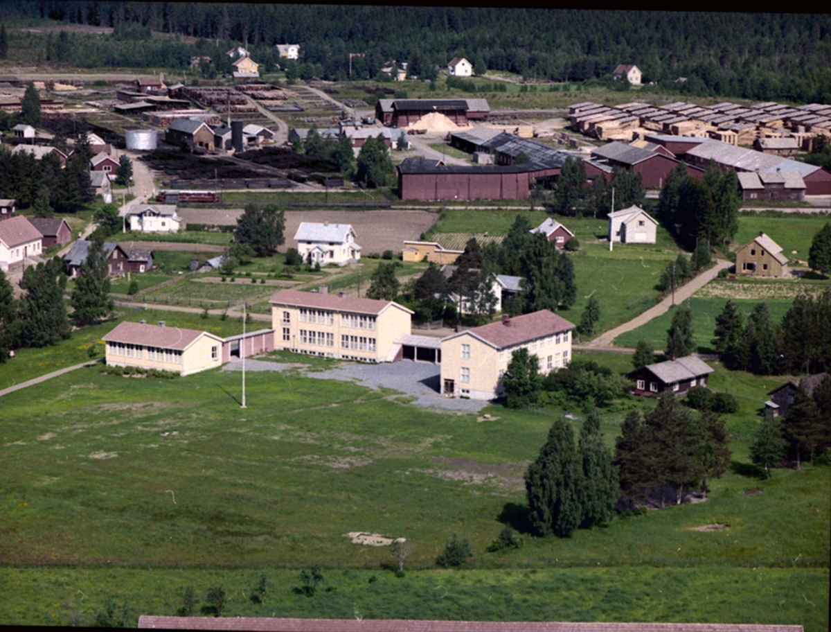 Widerøes Flyveselskap A/S, FLYFOTO BREIDABLIKK SKOLE, ILSENG