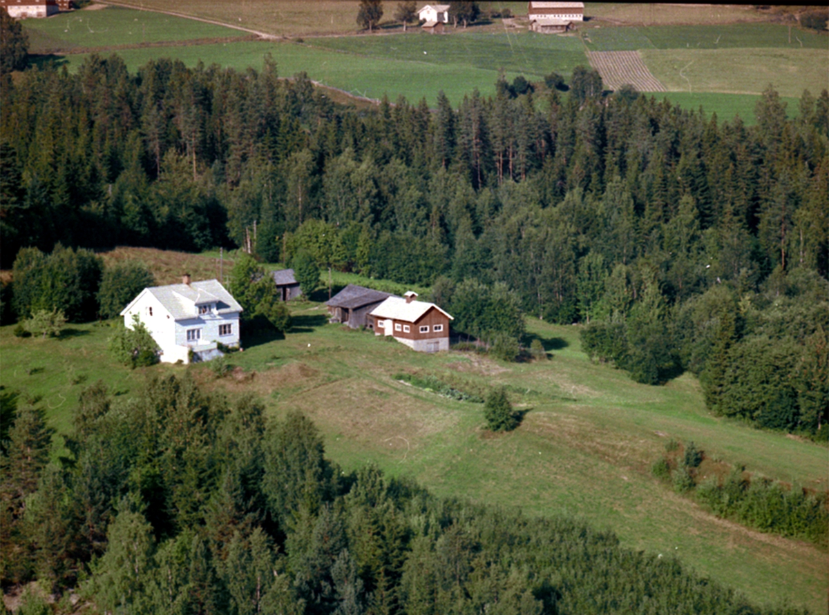 Widerøes Flyveselskap A/S, FLYFOTO Amundrudkvern Nordre 381/17, VALLSET, AMUNDRUDGARDENE I BAKGRUNNEN