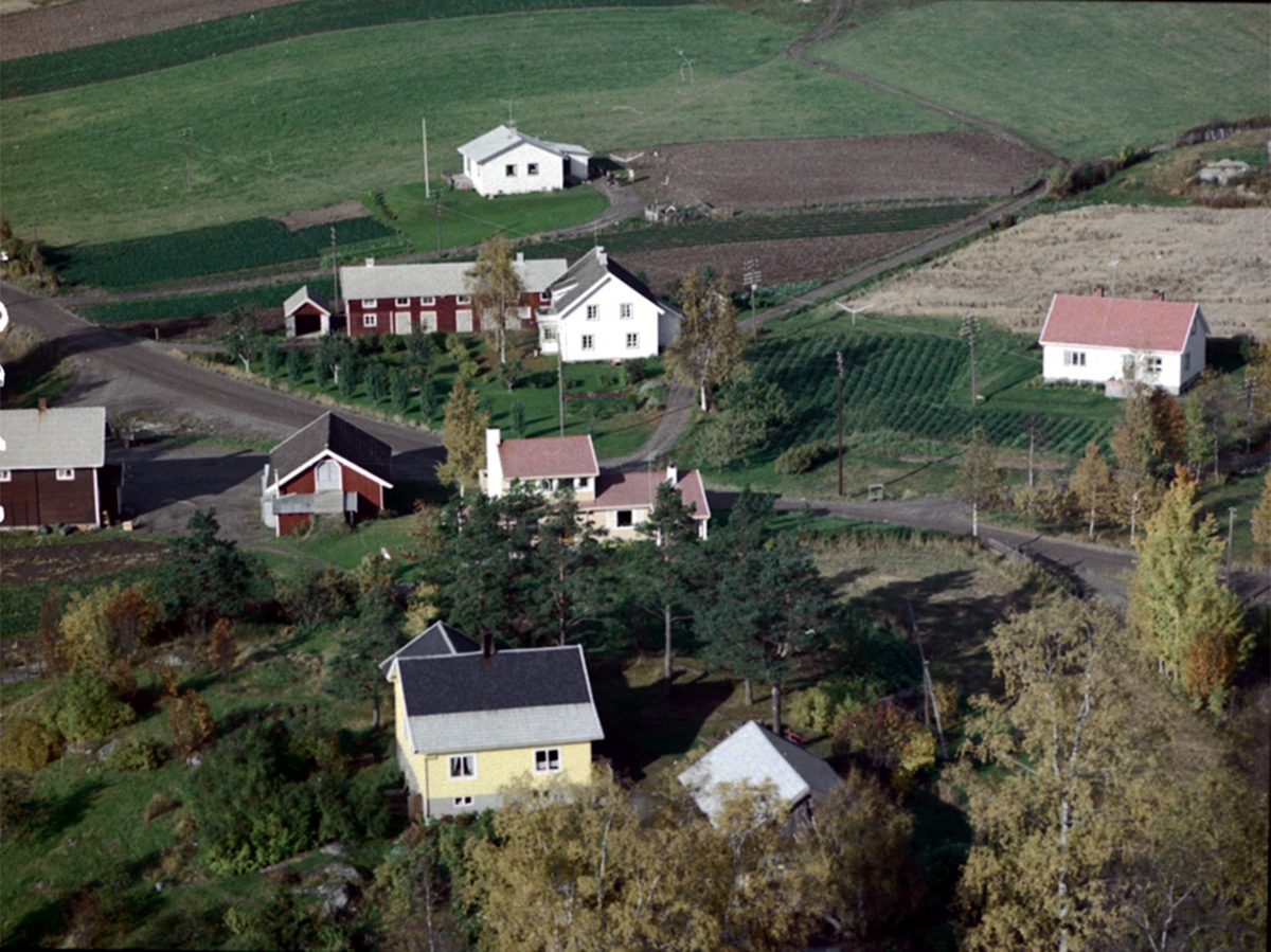 Widerøes Flyveselskap A/S, Flyfoto, langs Fv 24 i øvre Vallset, Stange. Den brune bygningen til venstre i bildet er den nedlagte dagligvareforretningen til Stormorken.