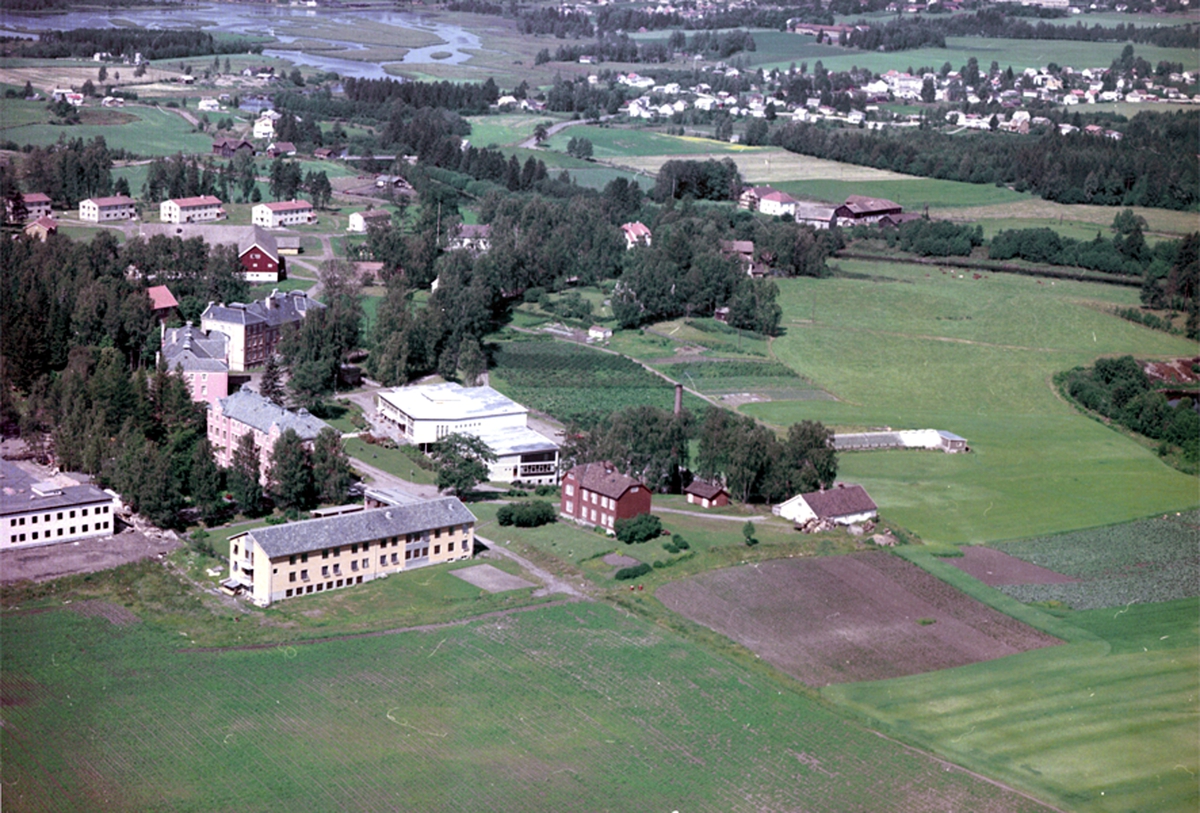 Widerøes Flyveselskap A/S, FLYFOTO SANDERUD SYKEHUS, HJELLUM