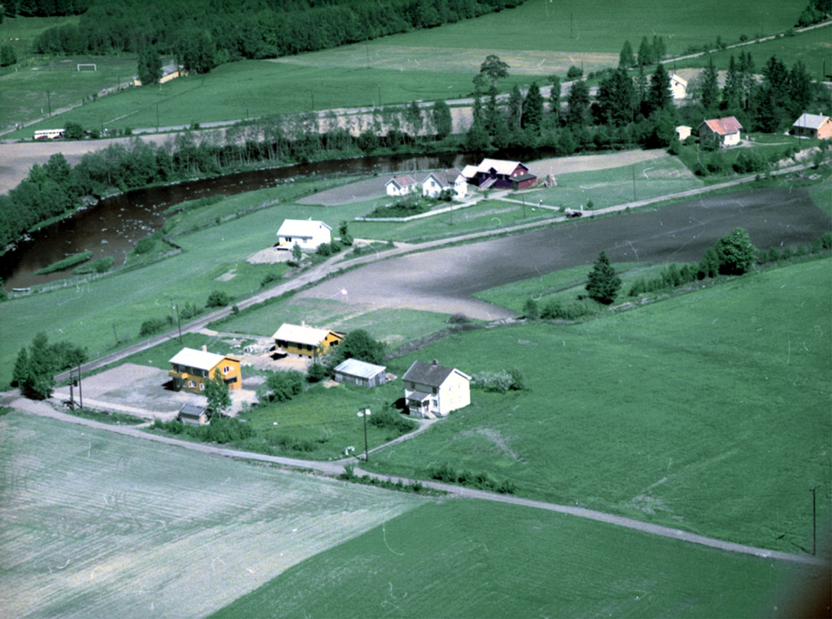 Widerøes Flyveselskap A/S, FLYFOTO KJONERUDVEGEN 240, SINNERUDSTRANDEN, BAKKEN