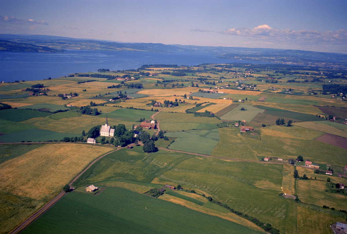 Widerøes Flyveselskap A/S, FLYFOTO STANGE KIRKE, STOR OVERSIKT, KULTURLANDSKAP