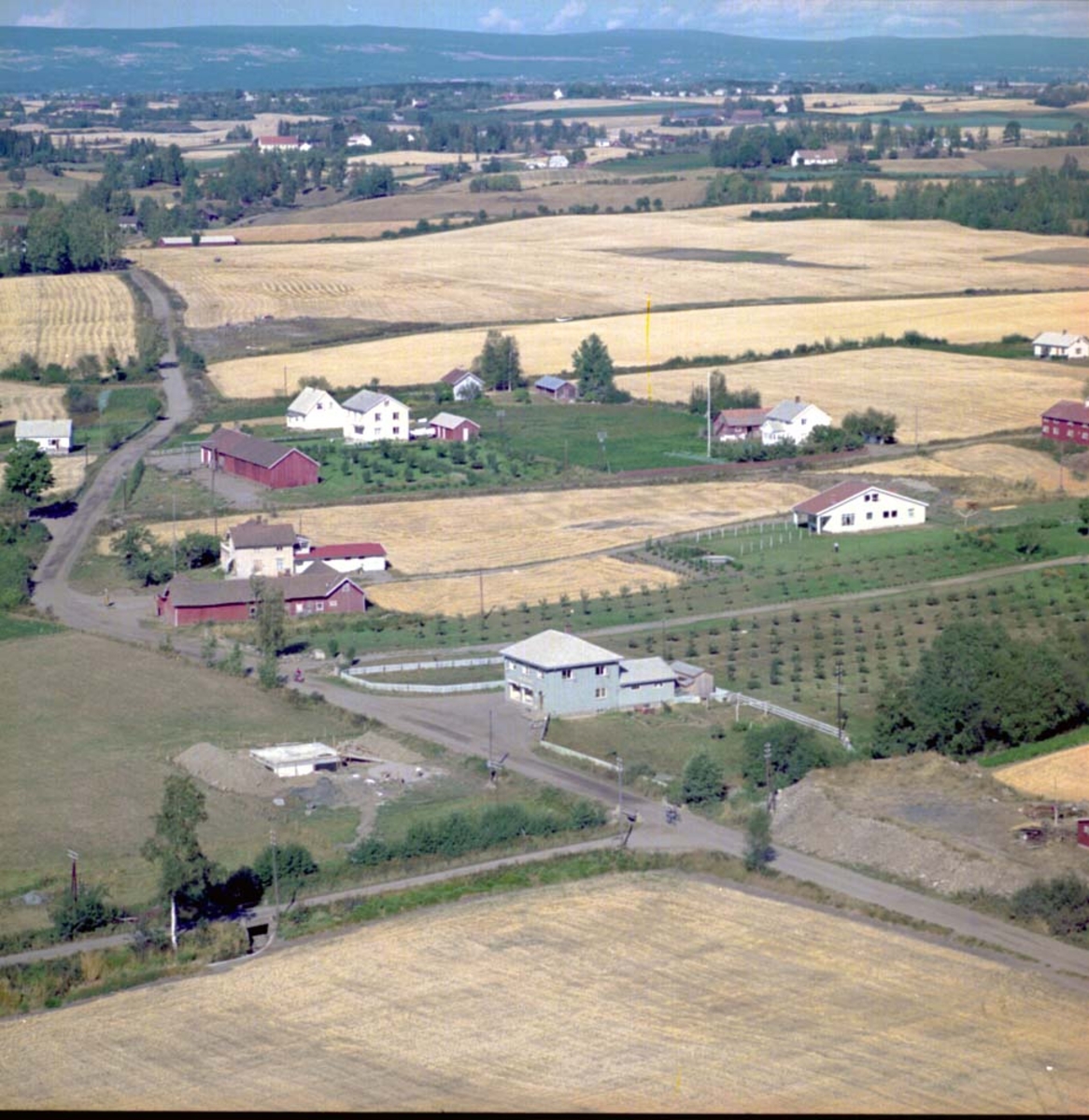 Widerøes Flyveselskap A/S, FLYFOTO FILIAL AV STANGE SAMVIRKELAG, BUTIKK, LANDHANDLERI. Stedet Åbro med Stange Samvirkelag avd. 2 (blått hus). Nabo til venstre stedet Skjønsberg med Onsumbutikken.