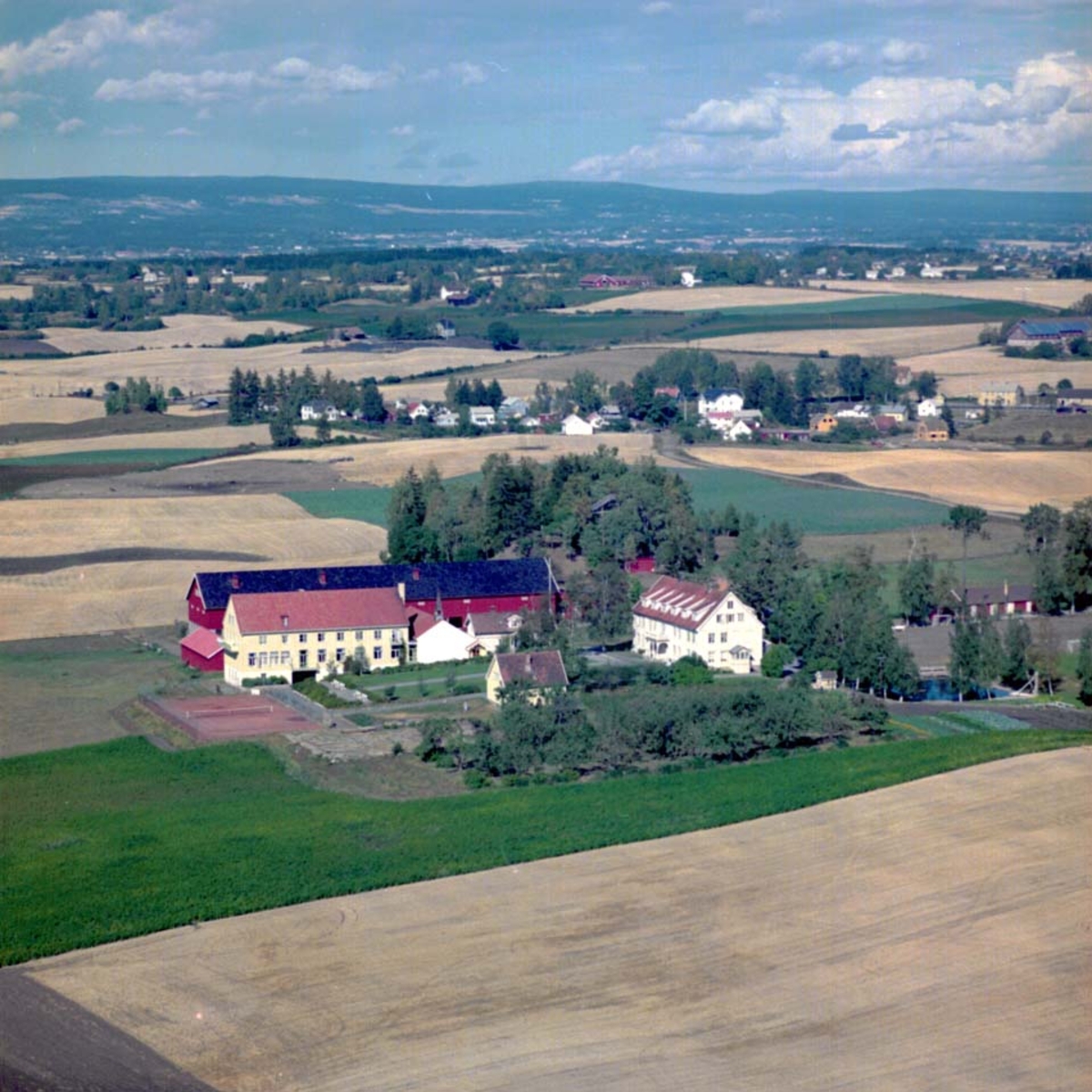 Widerøes Flyveselskap A/S, FLYFOTO GRIMERUD GARD, STANGE, GRIMERUD KOSTSKOLE, DREVET AV MAJOR OG ADVOKAT EIVIND ECKBO`S LEGAT TIL BARN OG UNGDOMS OPPDRAGELSE OG UTDANNELSE, 1936-1972
